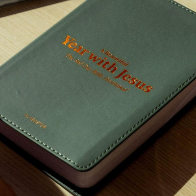 Alabaster A Beautiful Year with Jesus: The 365 Day Bible Devotional - One Minute with God for men and women, Portable Daily Book, Perfect Gift for Holidays Birthdays, Self Improvement Journal, Daily Reflections and Bible Study in a Year. Connect God